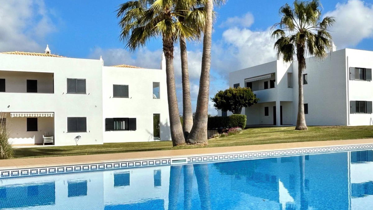 Pera Apartment | Superb apartment with pool and sea view