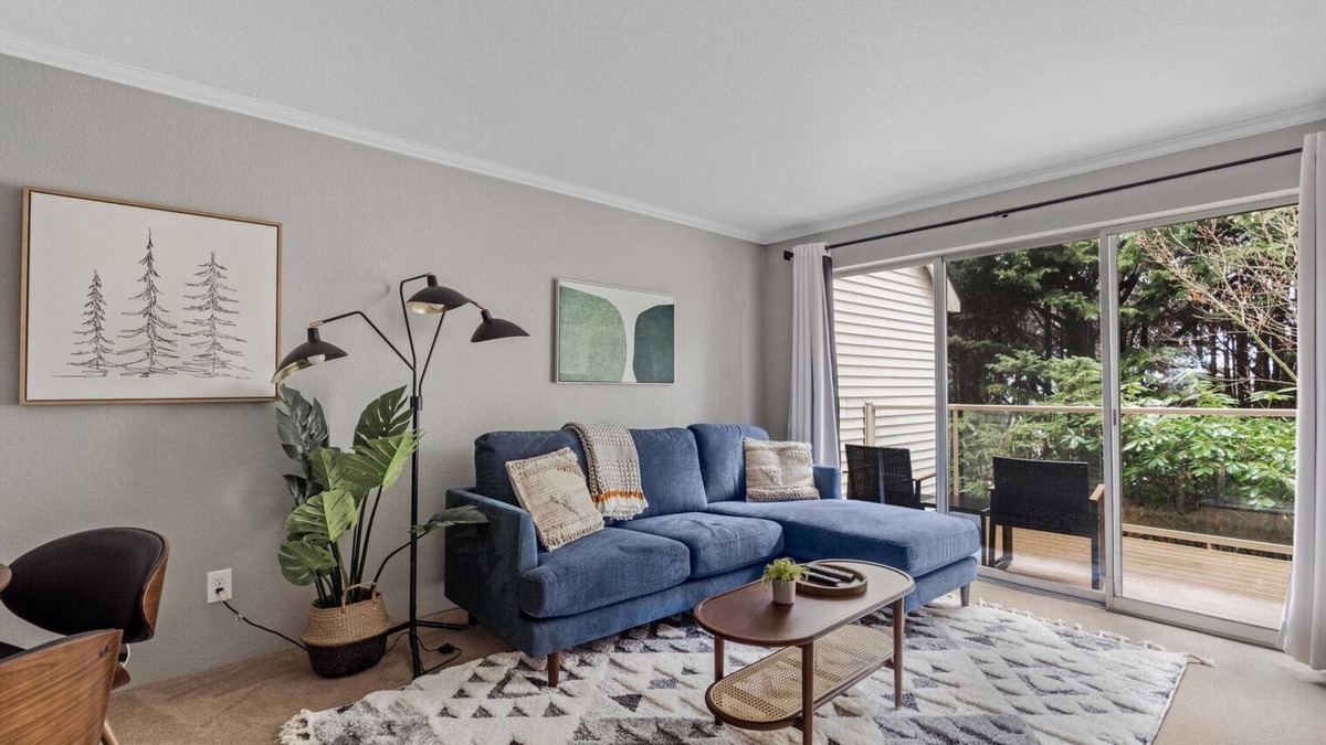East Lake Hills House | Superb Bellevue 2BR w/Balcony & Lake Views, nr Parks, by Blueground