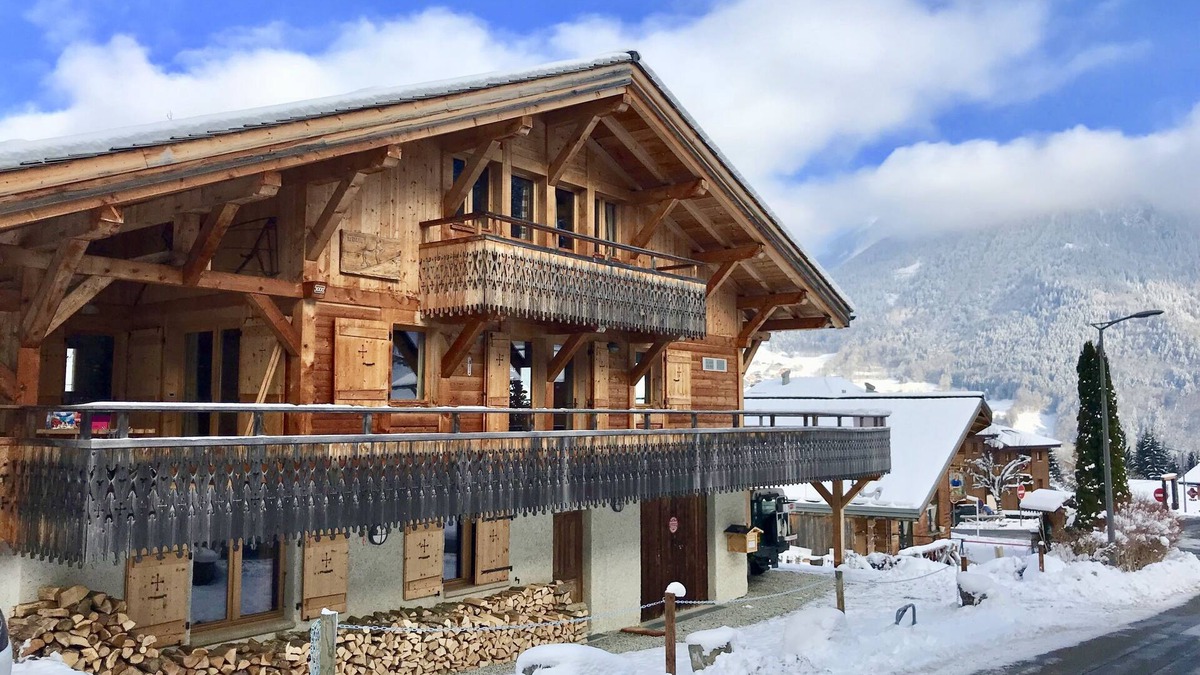 Saint-Jean-dʼAulps Ski Chalet | Superb chalet: 50m to ski lift. 6 large bedrooms, sleeps 12, sauna & steam rooms