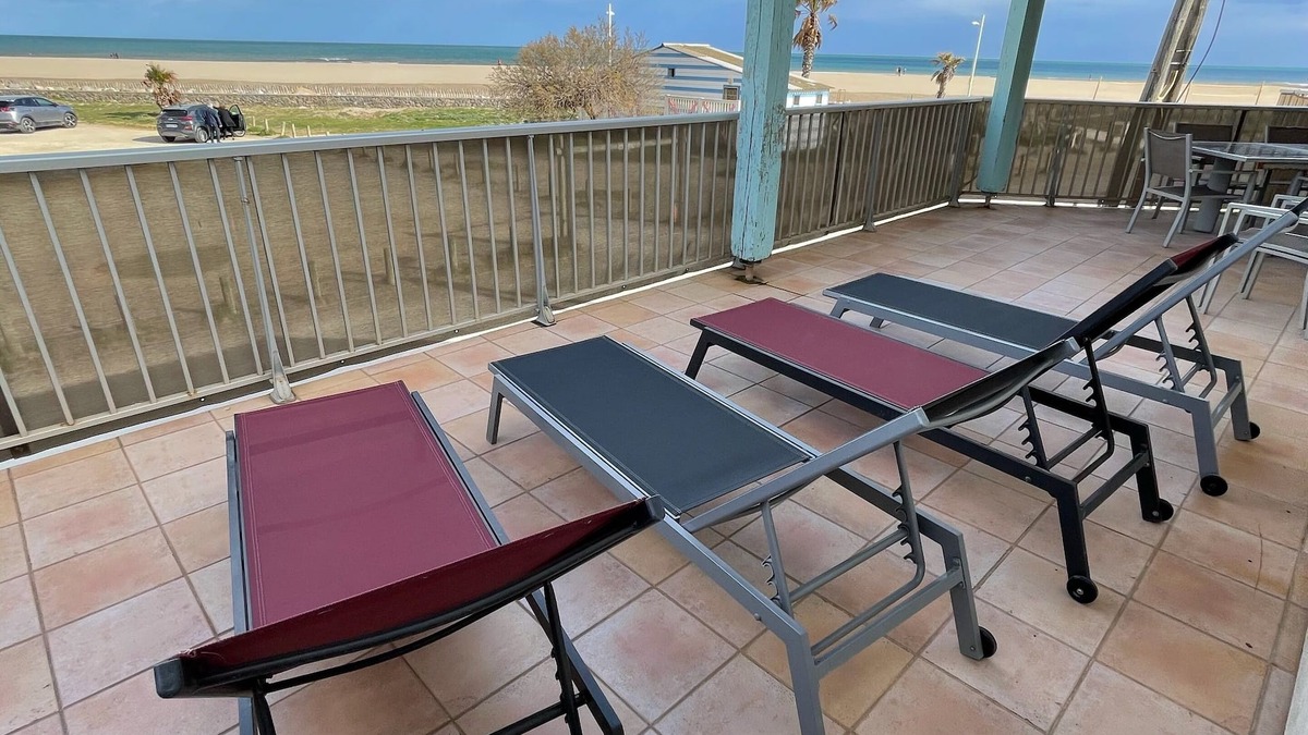 Gruissan Plage Ski Chalet | SUPERB CHALET FRONT OF SEA. FEET IN WATER . "THE RISING SUN"