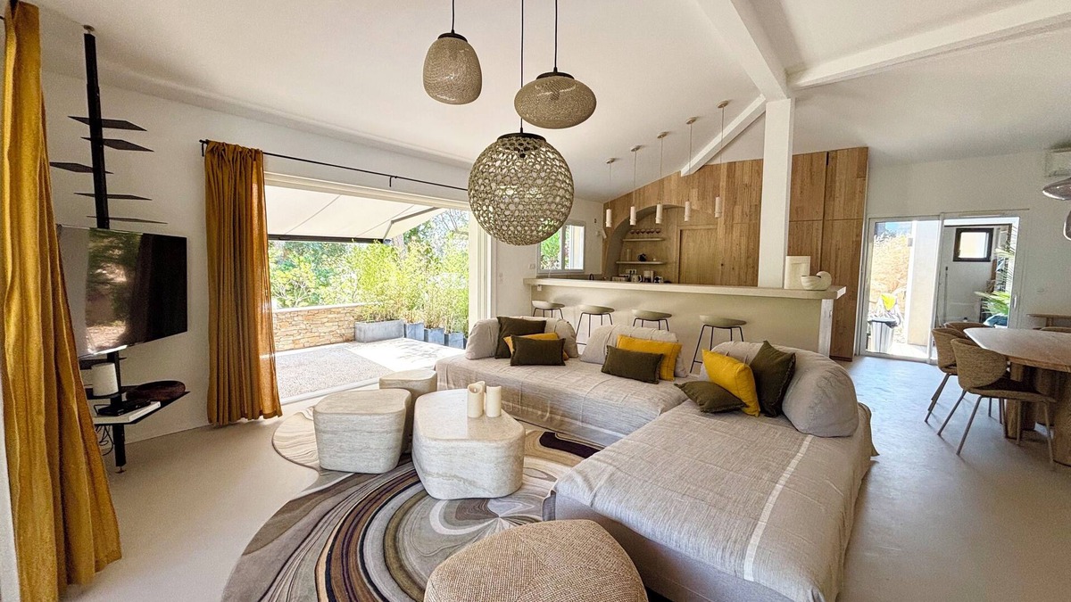 Lecci Villa | Superb contemporary villa 5 minutes from the beach