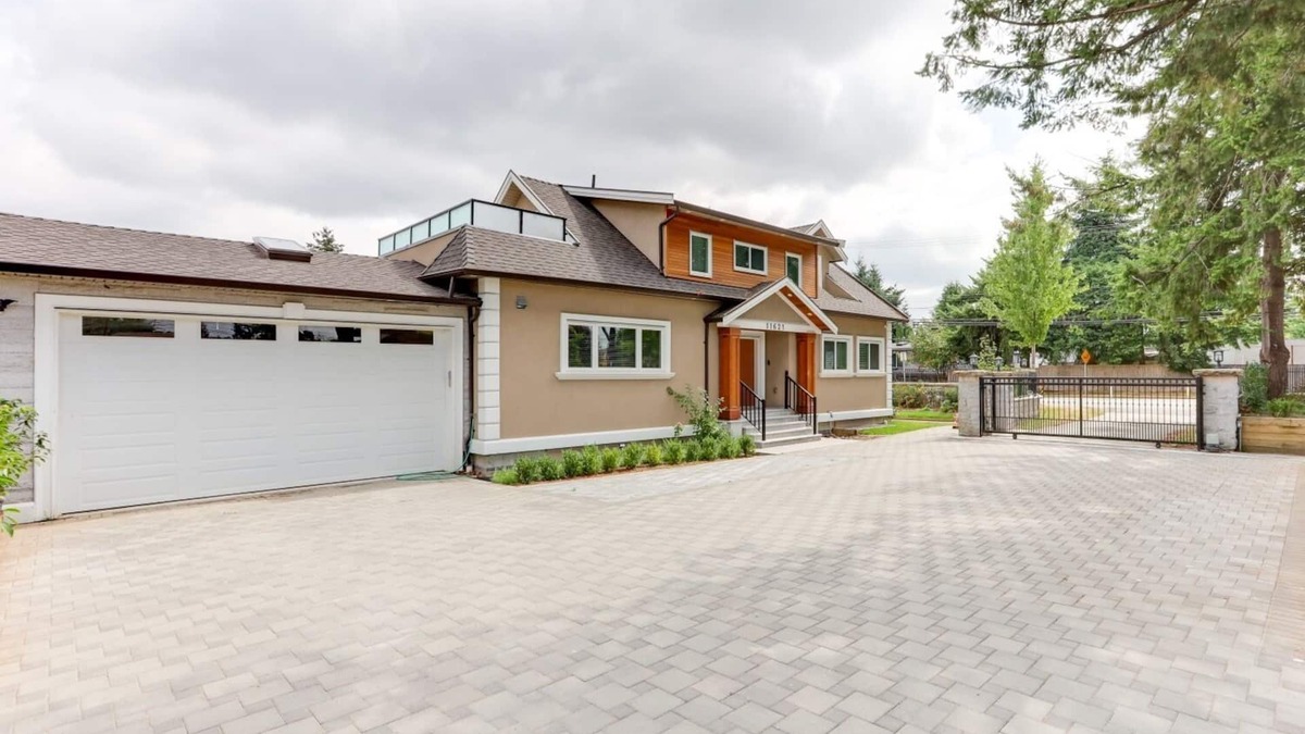 Delta House | Superb Convenient North Delta Vacation Home with 6 Bed and 6 Bath
