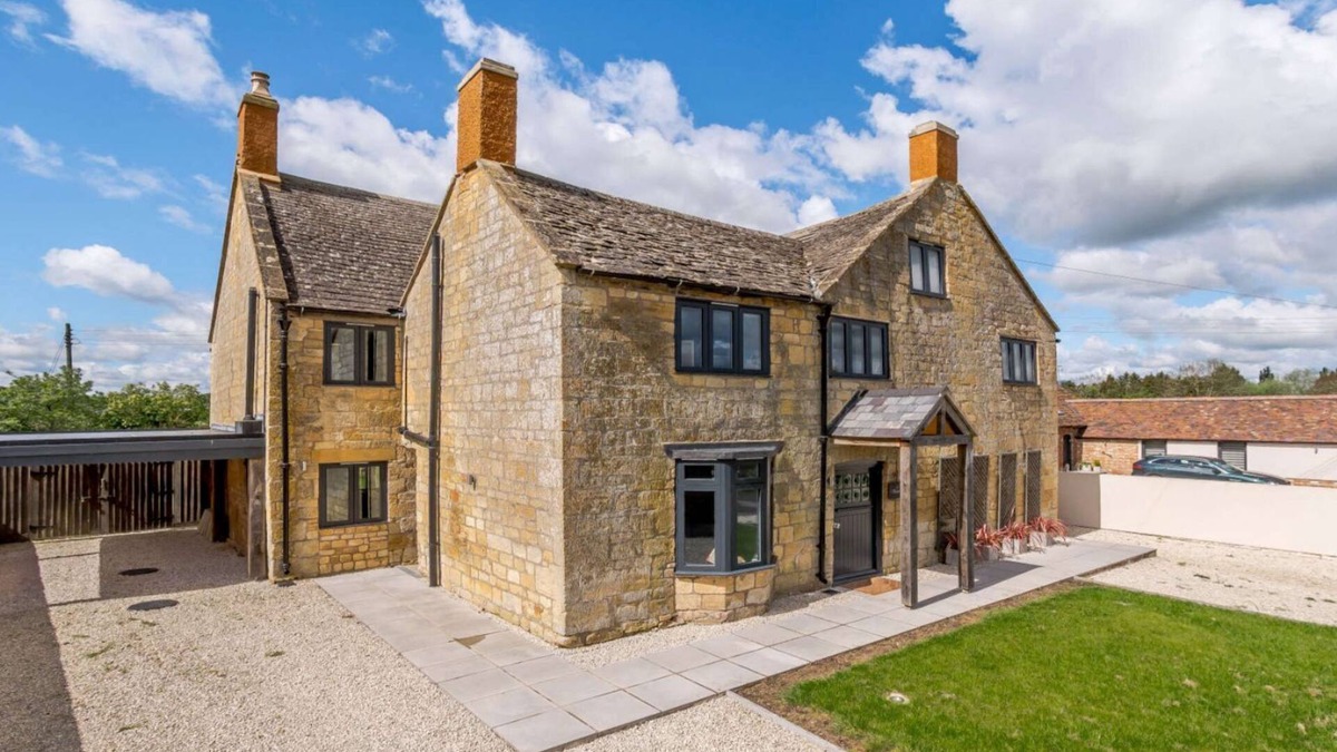 Broadway Cottage | Superb, expansive 5 bedroom former farm house in Broadway - The Farmhouse