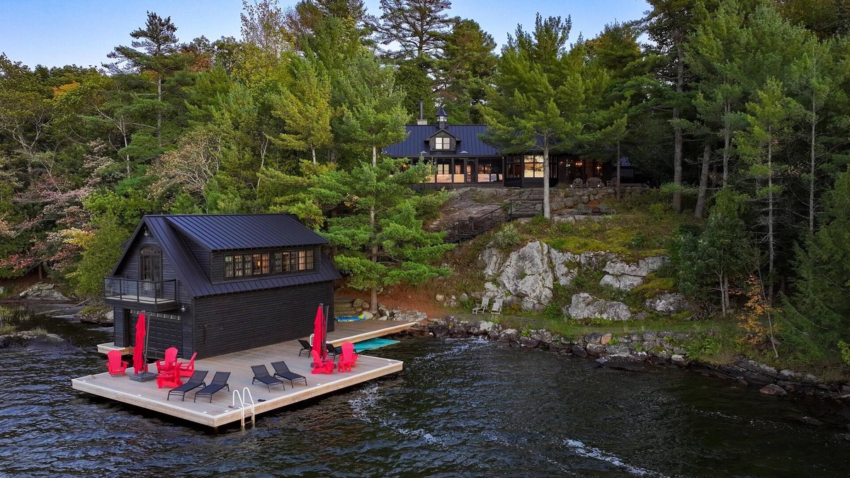 Minett Cottage | Superb Family Cottage on Lake Joe! Stunning Forever Sunsets! Tennis Court! Gym!