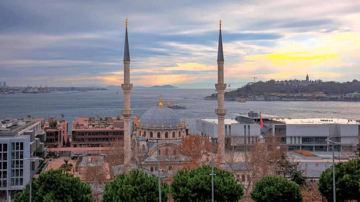 Tophane Apartment | Superb Flat with Backyard in Cihangir, Beyoglu