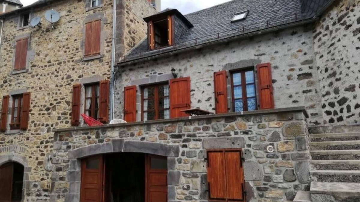 Peyrusse House | Superb Gites in Peyrusse Cantal with an old stone Cantou