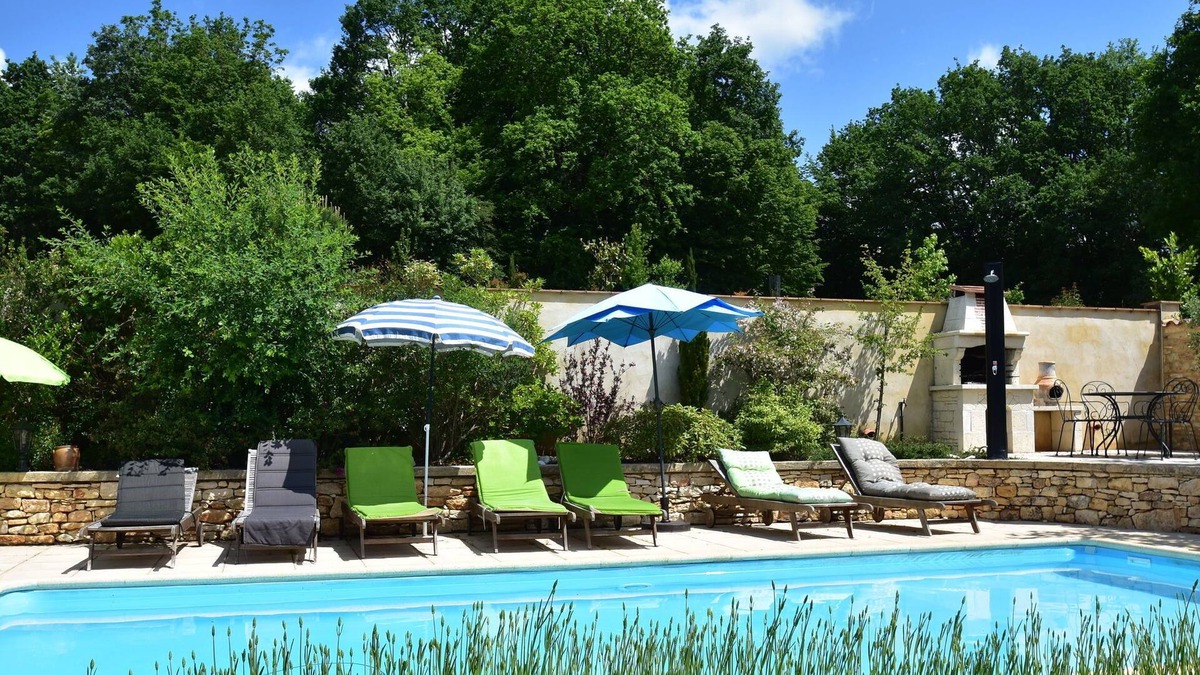 Montcabrier House | Superb Holiday Home in Busse with Swimming Pool