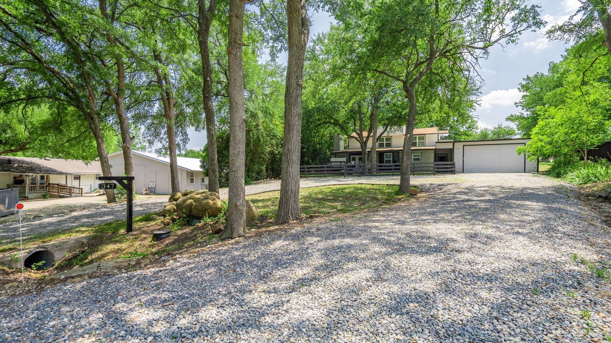 Pottsboro House | Superb Lake Texoma Home, 4 beds, 2.5 Baths, Hot Tub,1.5 miles to Highport Marina