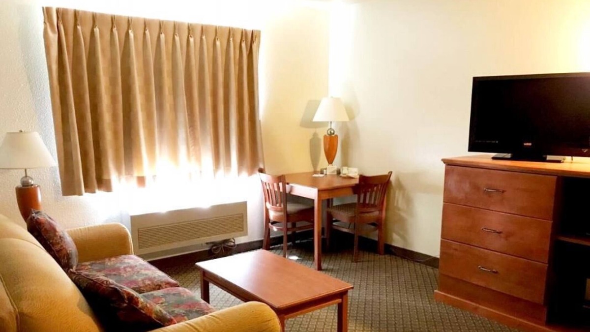 Kellogg House | Superb Location, Affordable Stay! 2 Great Units, Pool and Tub, Gym, Breakfast!