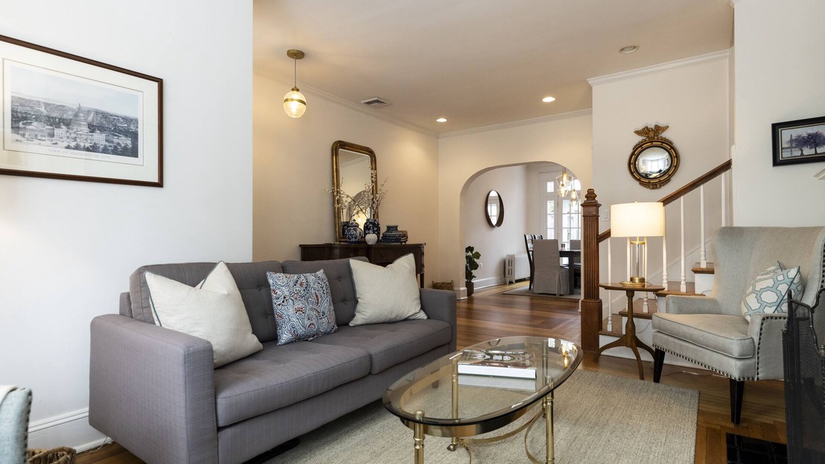 Georgetown House | Superb location, garage parking included