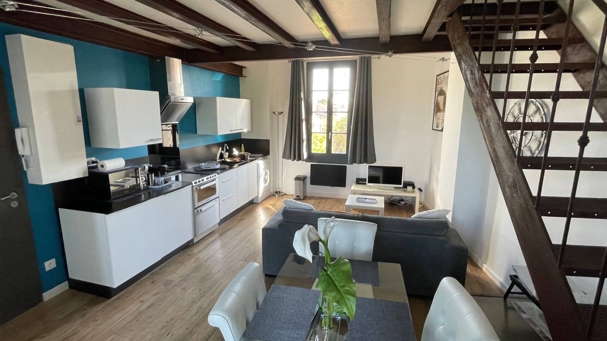 L'Isle-sur-la-Sorgue Apartment | Superb Loft Overlooking The River Sorgue - Centrally Located In Isle Town - A/C