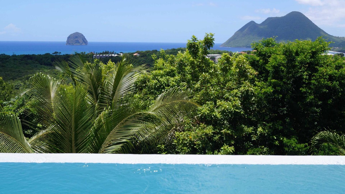 Le Diamant Villa | SUPERB LUXURY 2-BEDROOM 2-BATHROOM APARTMENT WITH SEA VIEW INFINITY POOL