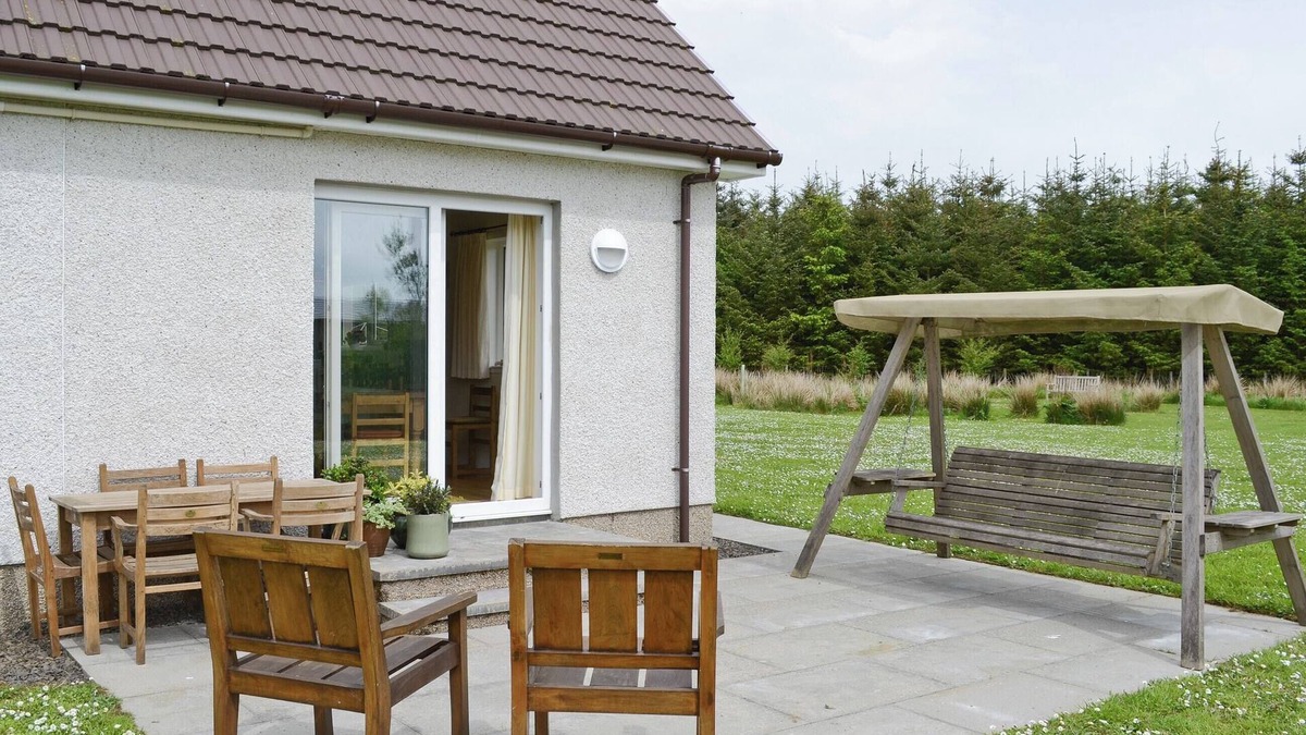 North Watten Cottage | Superb modern detached house amidst miles of open countryside equidistant between Wick and Thurso.