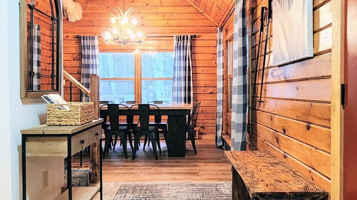 North Creek Cabin | Superb Nature Lodge 5 Minutes to Gore Mountain with Hot Tub, Firepit & Fireplace
