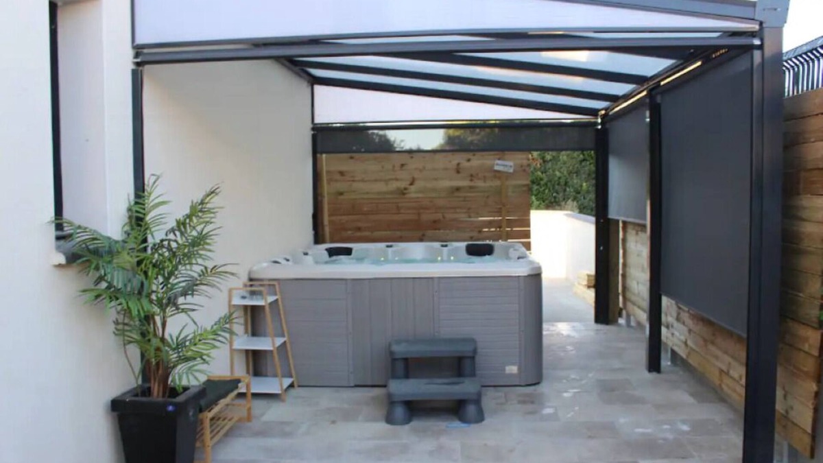 Montans Villa | Superb new villa with 6-seater spa