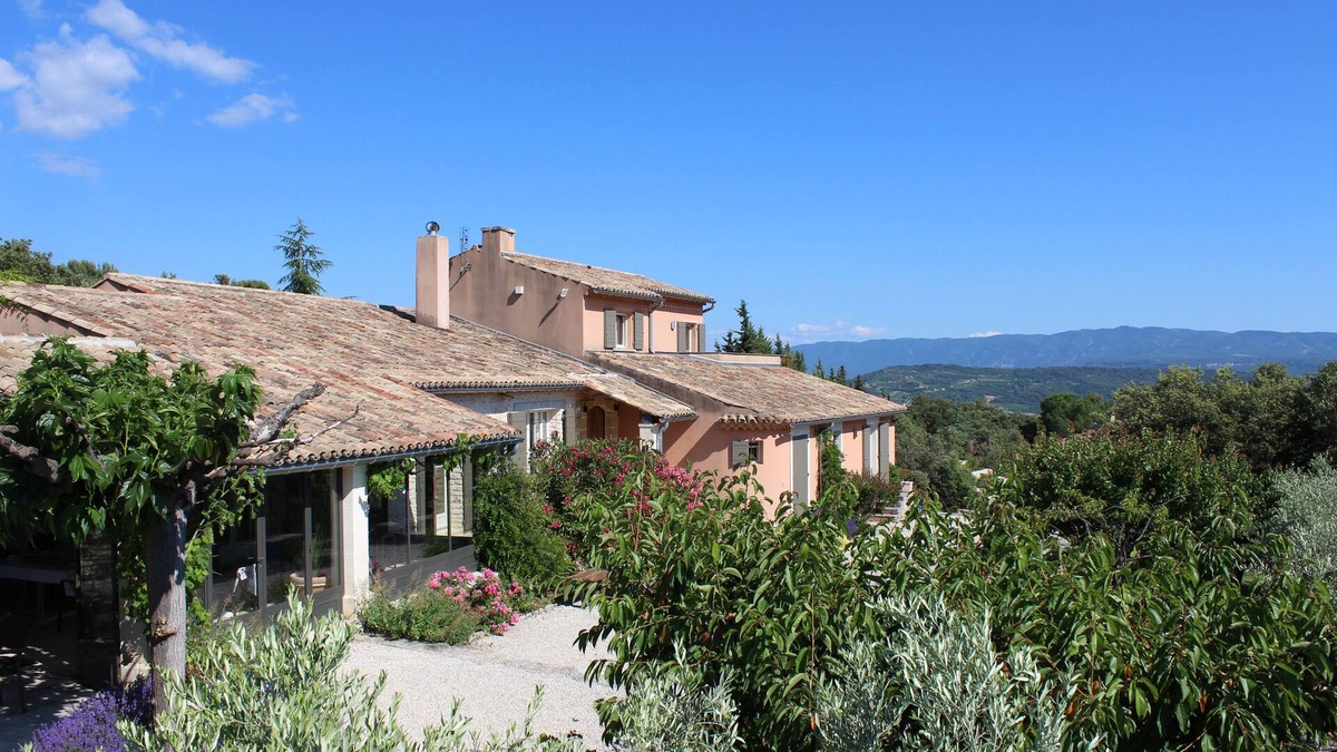 Saint-Saturnin-les-Apt Villa | Superb property with heated pool and breathtaking views!