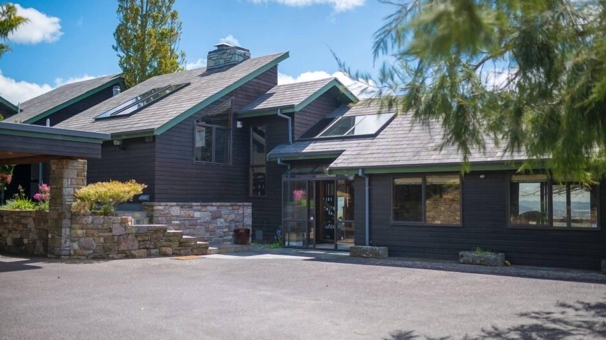 Rotorua Cabin | superb panorama of Lake Rotorua in design lodge