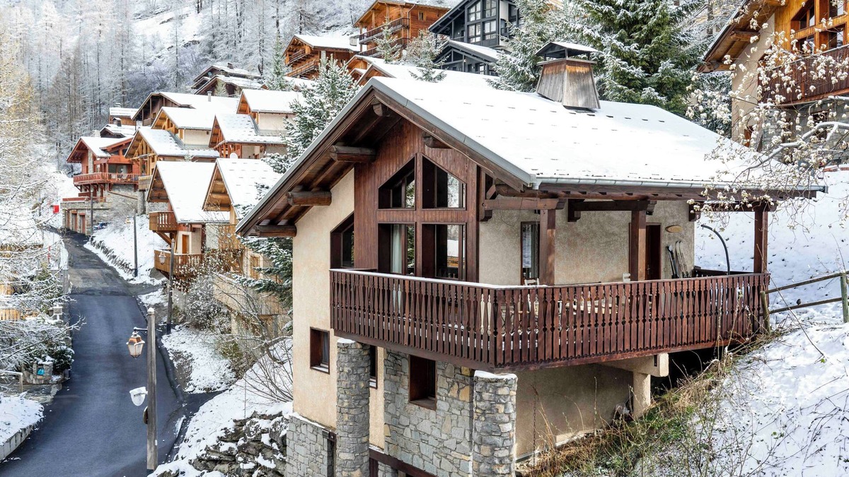 Les Brevieres Ski Chalet | Superb self catered ski Chalet in Tignes-les-Brevieres 50m from lift