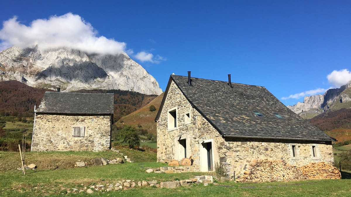 Lescun House | Superb sheepfold in the Lescun cirque with views of the Aiguilles d'Ansabère.
