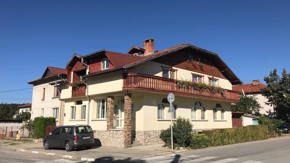 Samokov Ski Chalet | Superb Ski Chalet- sleeps 18 - run by English and German speaking ski instructor