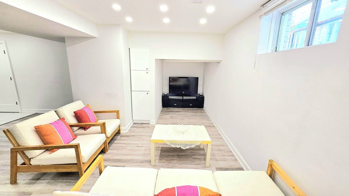 Thornhill Apartment | Superb Spacious 2 Bedroom Bsmt with Parking