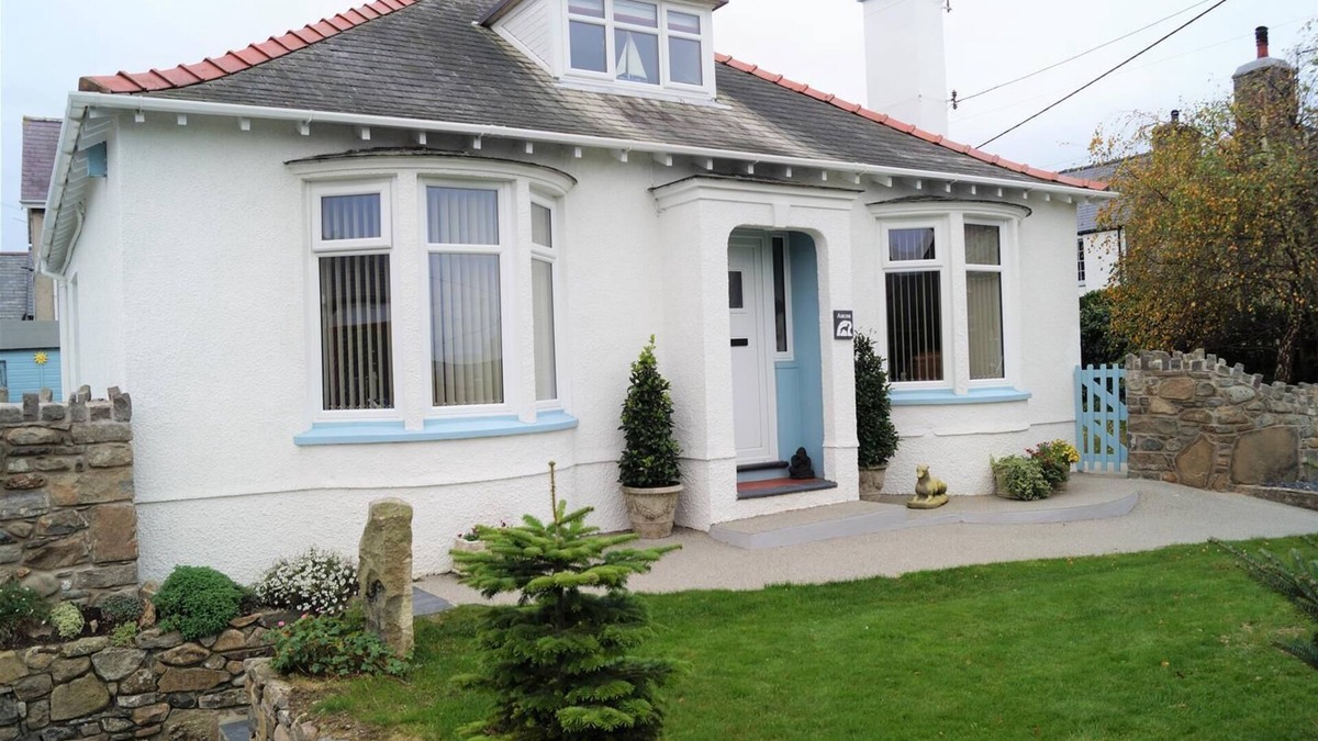 Nefyn House | Superb, Spacious Dormer Bungalow, Enclosed Garden, Near Nefyn Beach with parking