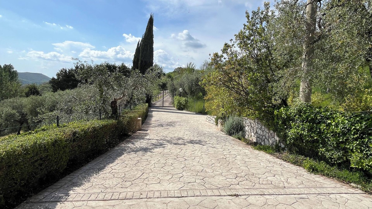 Castelnuovo di Farfa Villa | Superb, spacious vacation home with idyllic pool and breathtaking views