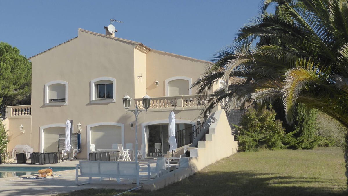 Sauvian House | Superb, spacious villa surrounded by vineyards, close to beach.