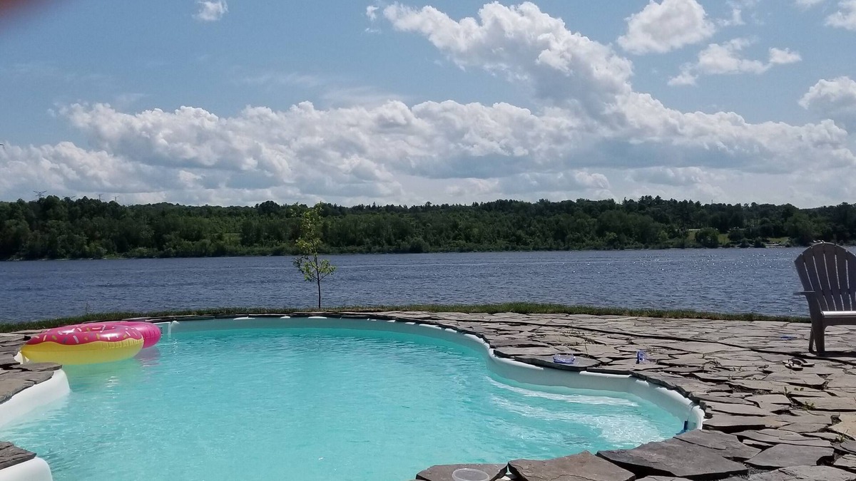 Masson-Angers Cottage | Superb waterfront cottage minutes from the city!