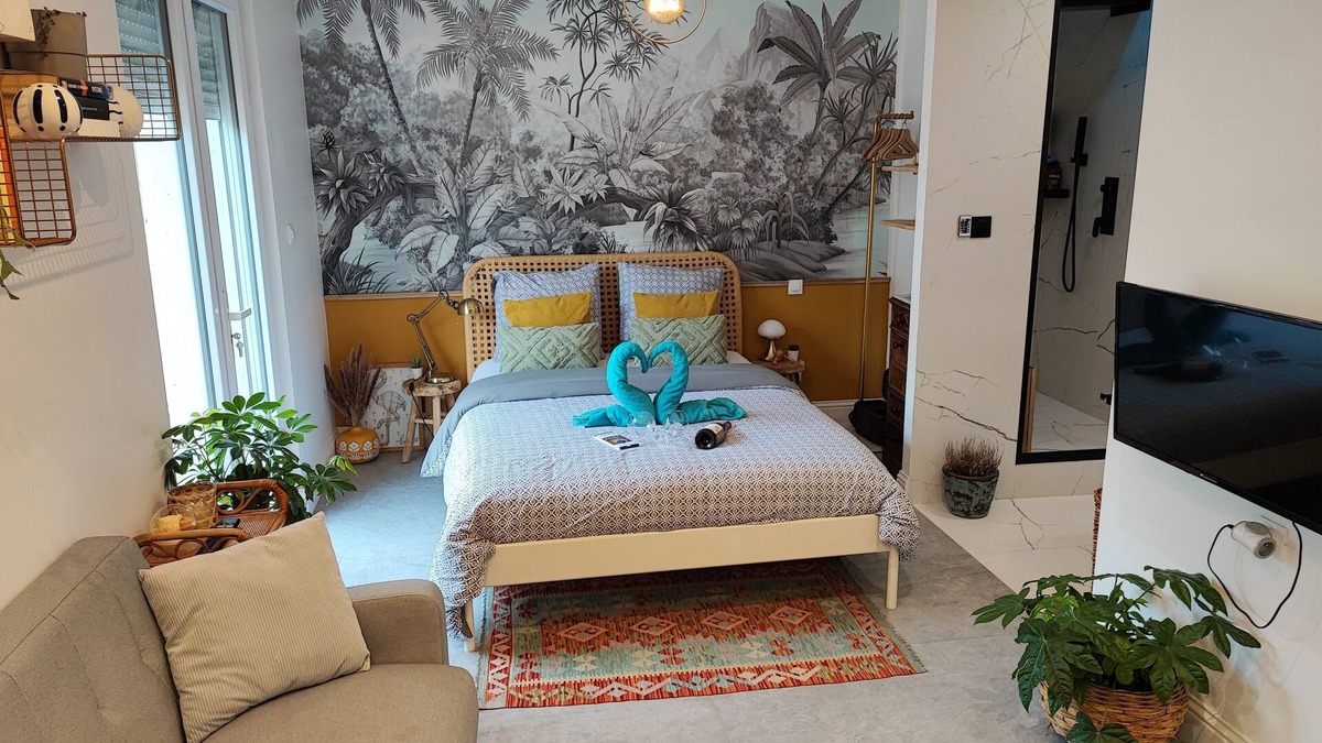Bron Apartment | Superbe appartement avec jacuzzi avec jardin privé
