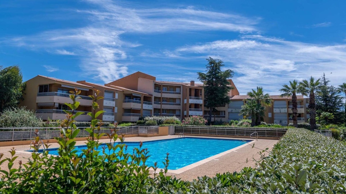 Bormes-Les-Mimosas Apartment | Superbe T3 Clim/Piscine/commerces et plages.