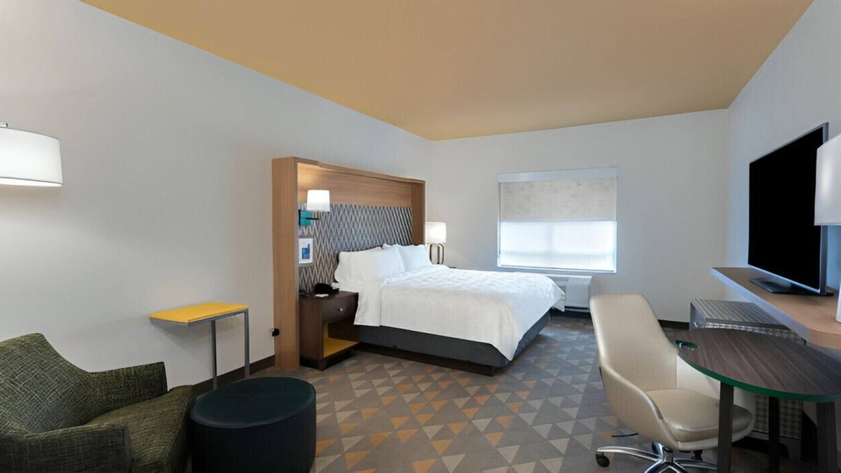 Southwind House | Superbly Appointed Room! Perfect for Work & Play!