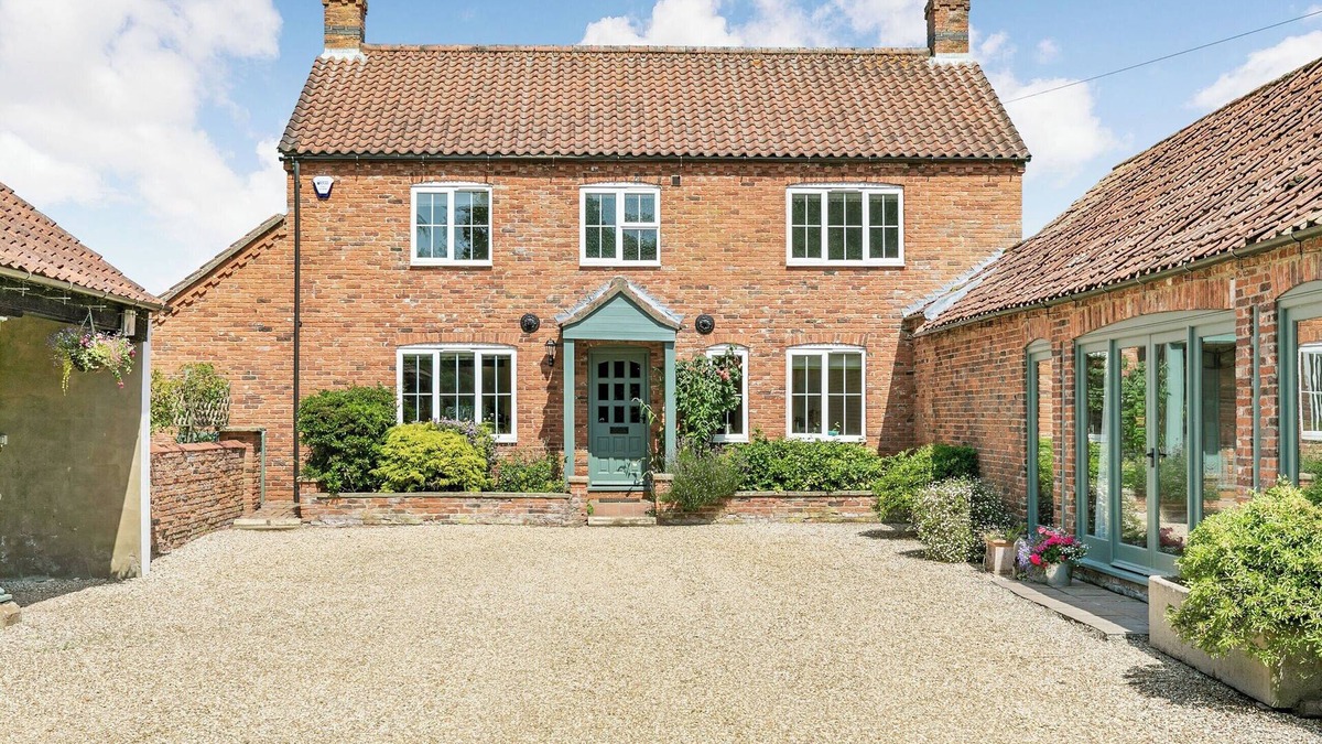 Louth Cottage | Superbly furnished with comfort and quality throughout.