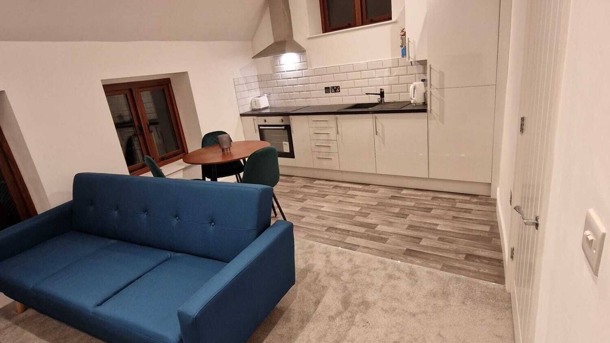 Amesbury Apartment | Superior 1 Bed Apartment Amesbury Town Centre, Stonehenge