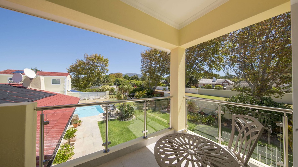 Constantia Apartment | Superior 4-STAR Apartment with 2 bedrooms, 2 Bathrooms, Loggia and swimming pool