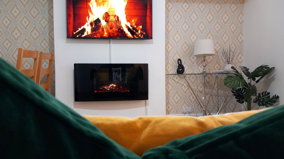 Airdrie Apartment | Superior Apartment | Edinburgh & Glasgow Trains | Private off street parking |