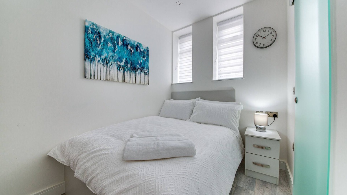 Roundhay Apartment | Superior Compact Studio Close to Amenities