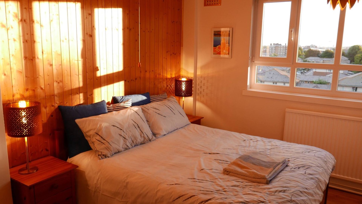 Woodberry Down Bed & Breakfast | Superior double room with view over north London