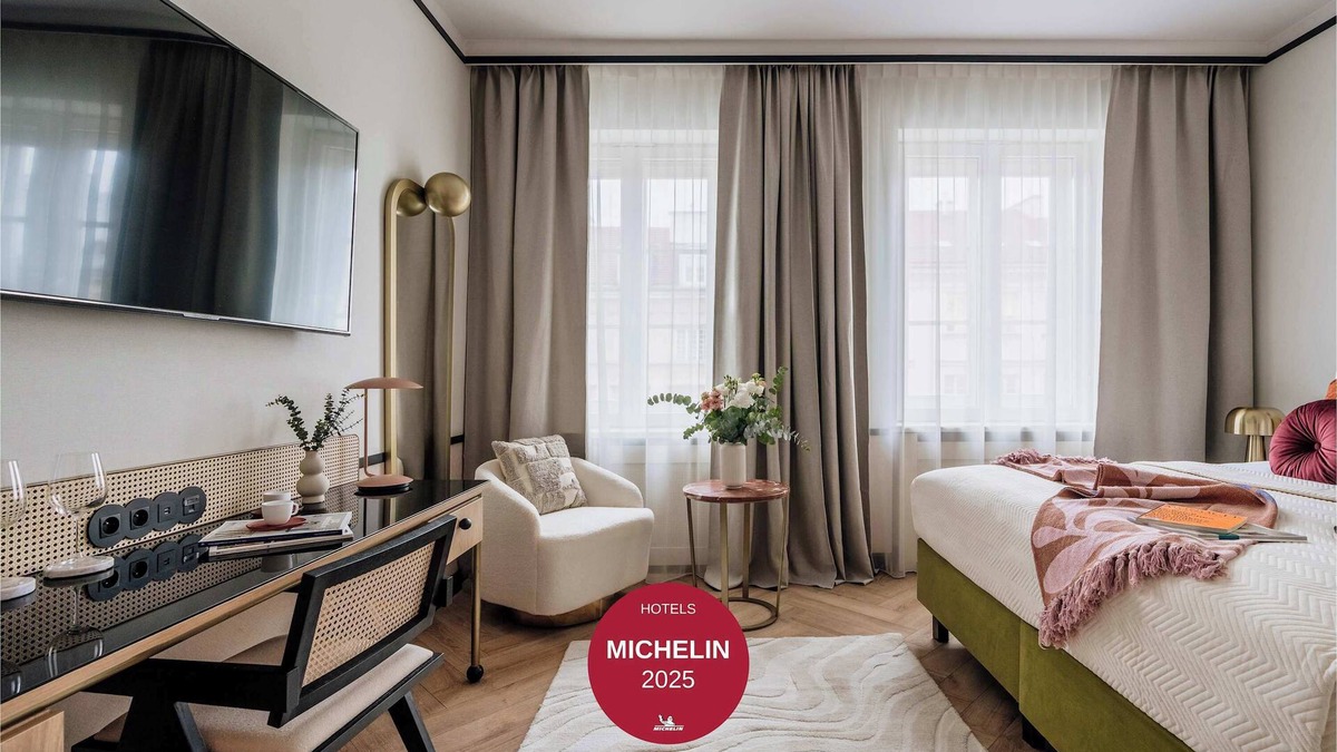 Srodmiescie Hotel | Superior Room with a sofa and Nowy Świat view
