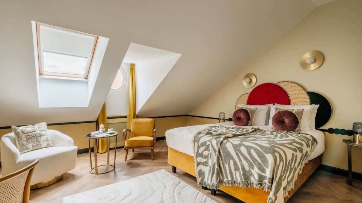 Srodmiescie Hotel | Superior Room with sofa and City View