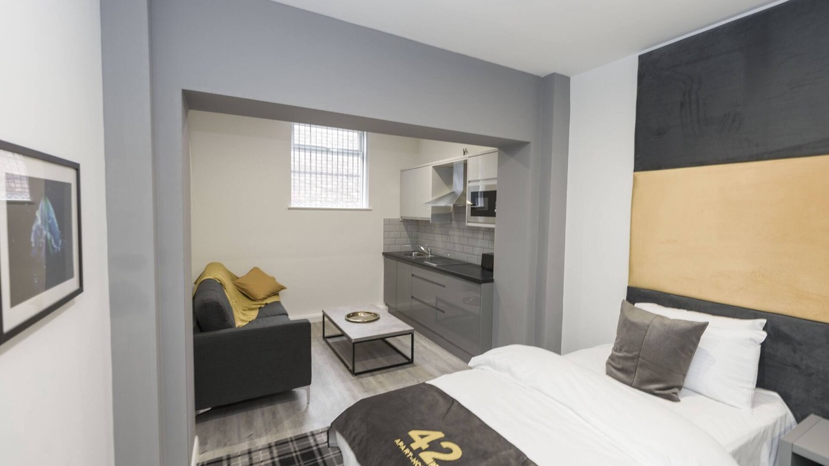Scunthorpe Apartment | superior studio suite with en suite bathroom