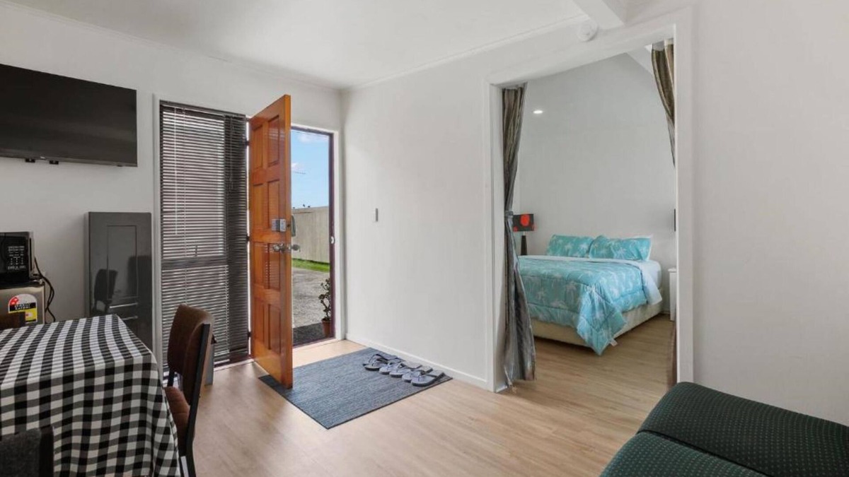 Te Awamutu House | Superking-bed granny flat/free wifi & parking - self check in