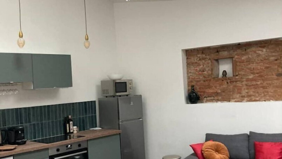 Lapeyrouse-Fossat Apartment | « Sur la Place » Centre Village Confortable et Calme