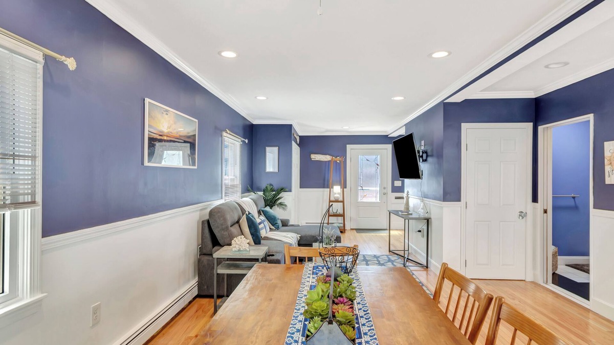 Kenberma House | Sur la Sand is STEPS from the ocean! renovated, clean, Wifi, and pet friendly!