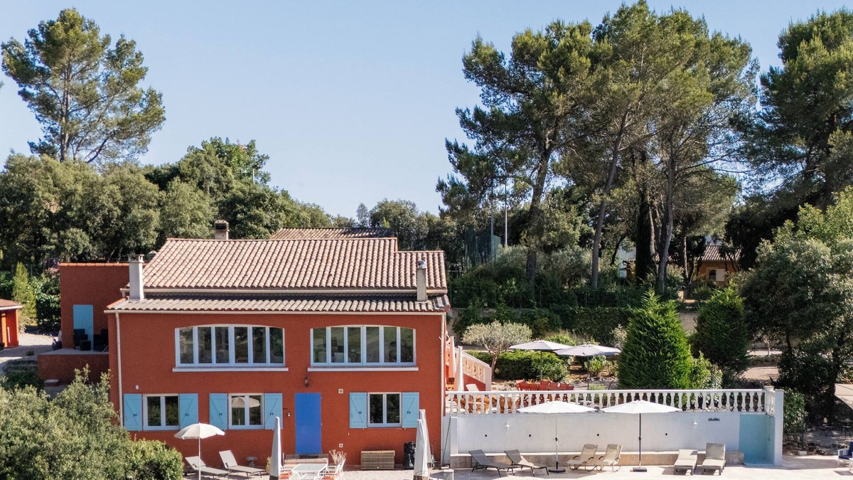 Carces Villa | "Sur Place" 4-12 people. Ideally suited for two or a large family.