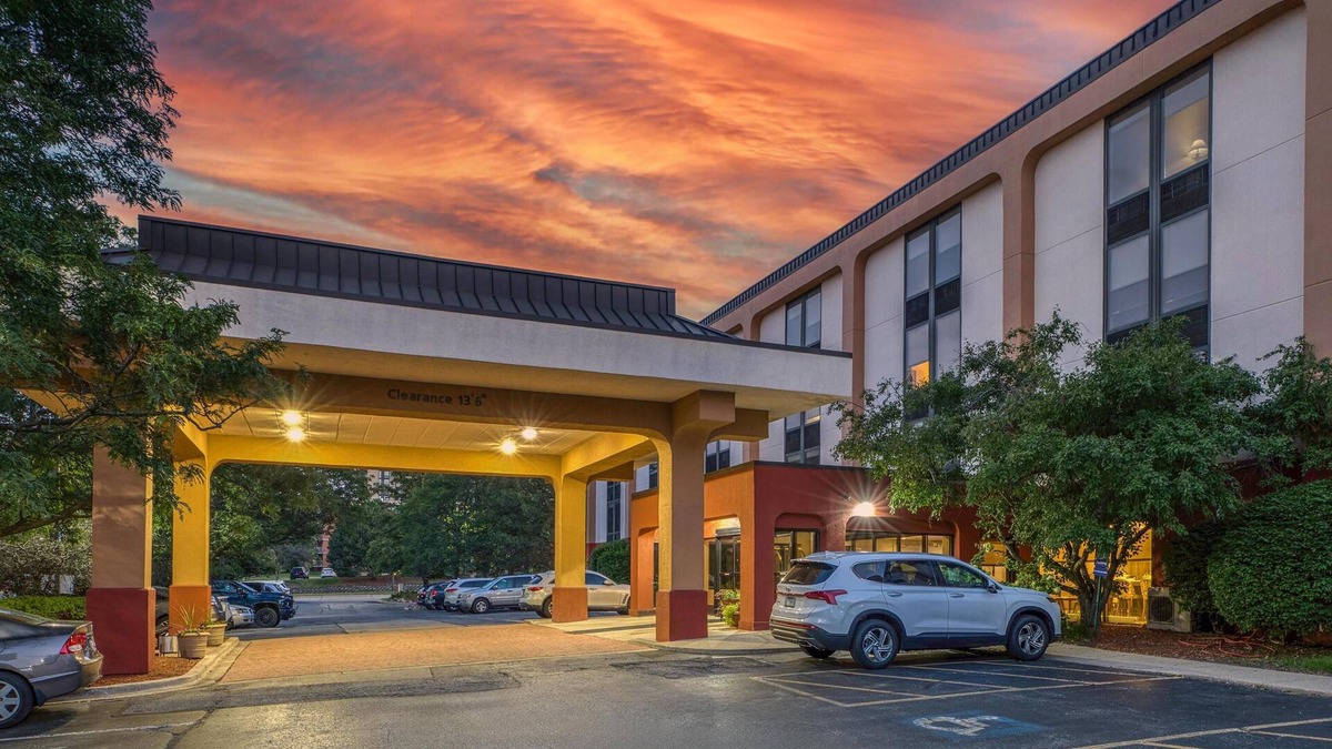 Lombard Hotel | SureStay Plus Hotel by Best Western Chicago Lombard