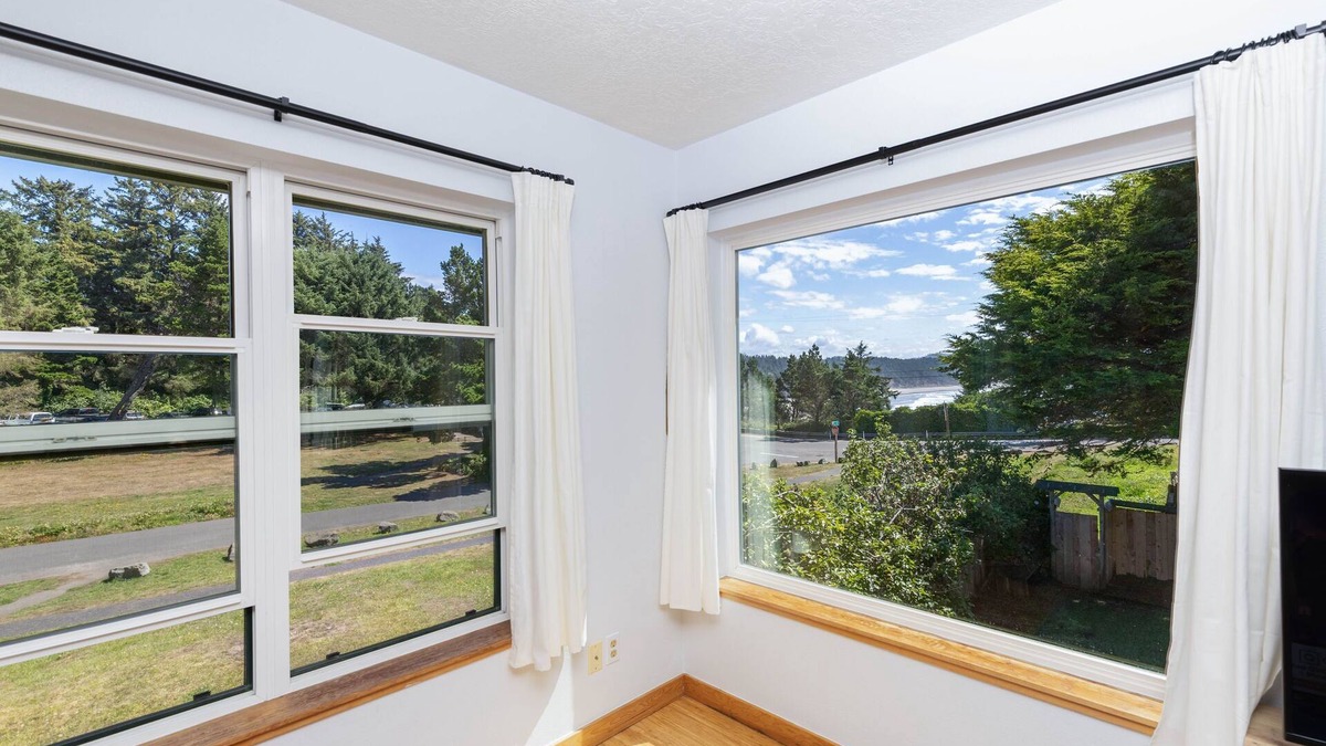 Otter Rock House | Surf Break Beach House | 3-Min Walk to Beach | 3BR