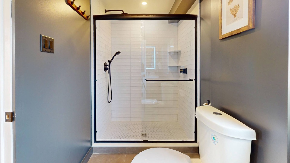 North End Hotel | Surf Club - King Bed, 2 Mins to OC Beach & POOL