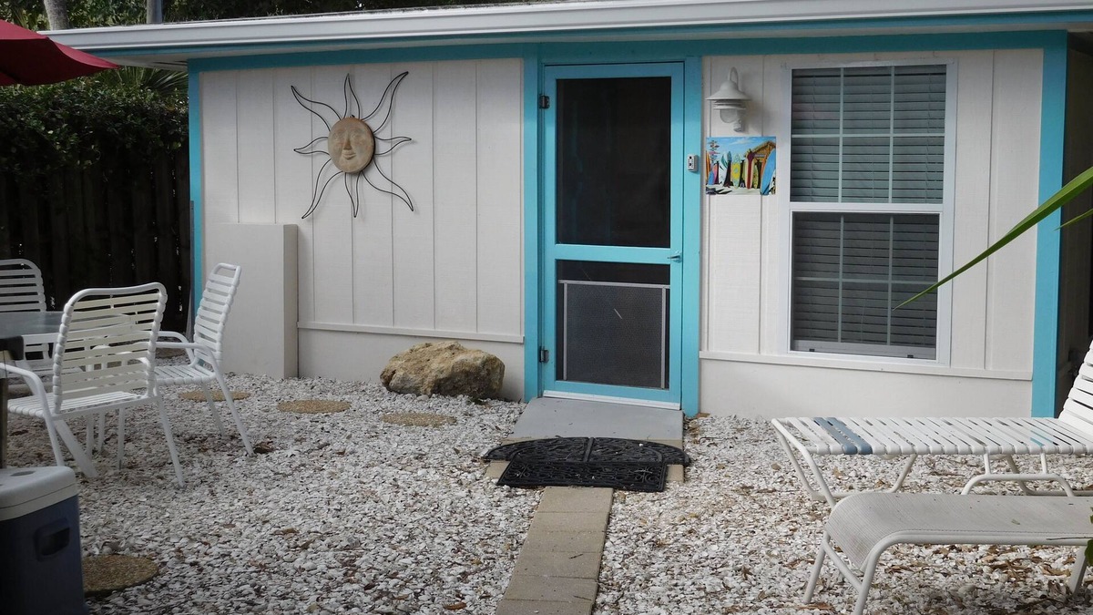 Siesta Key Apartment | SURF SHACK, EFFICENCY COTTAGE A SHORT WALK TO BEACH AND VILLAGE