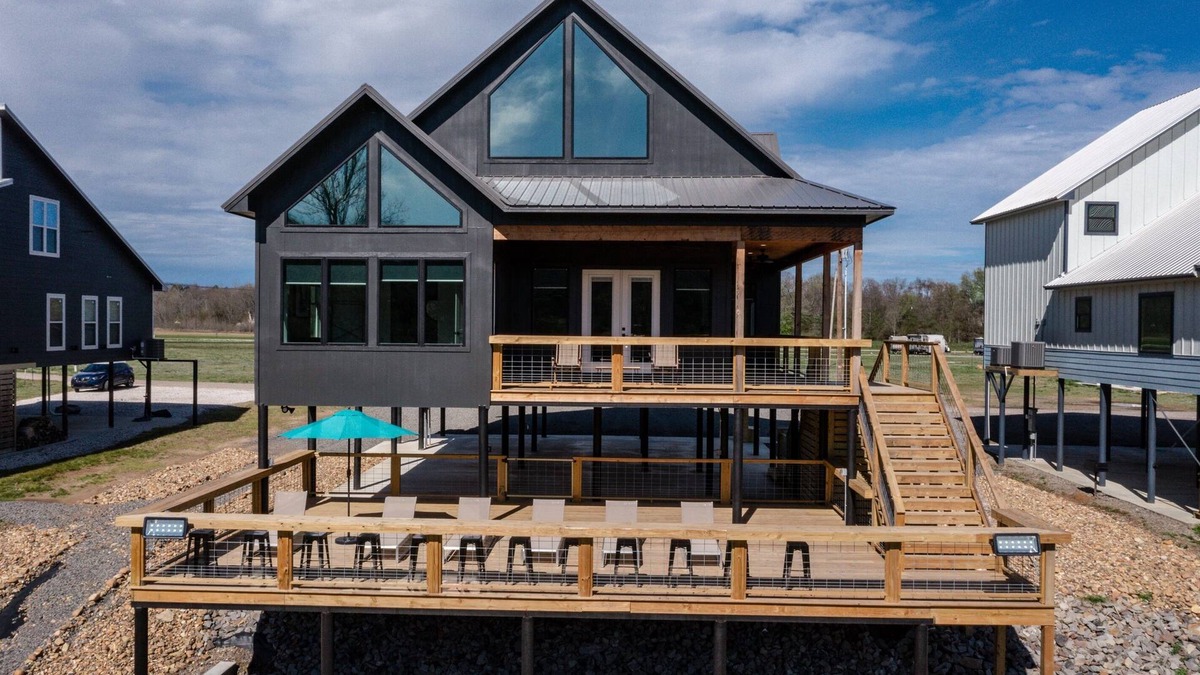 Glenwood House | Surf Shack on the Caddo: Sleeps 16 + Insta-Worthy!